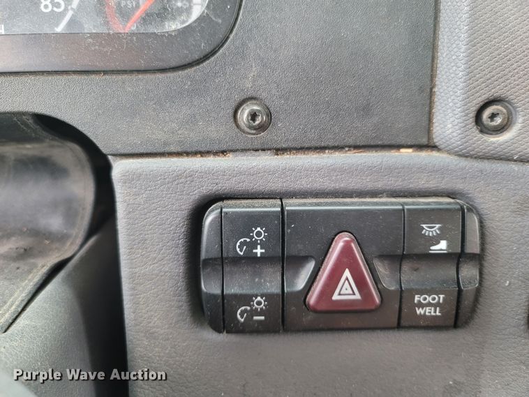 image for item ME9056 2011 Freightliner Cascadia  semi truck