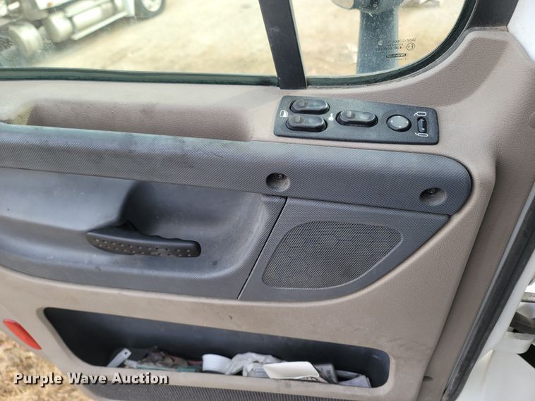 image for item ME9056 2011 Freightliner Cascadia  semi truck