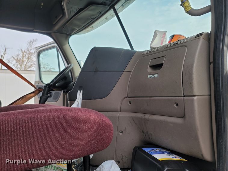 image for item ME9056 2011 Freightliner Cascadia  semi truck