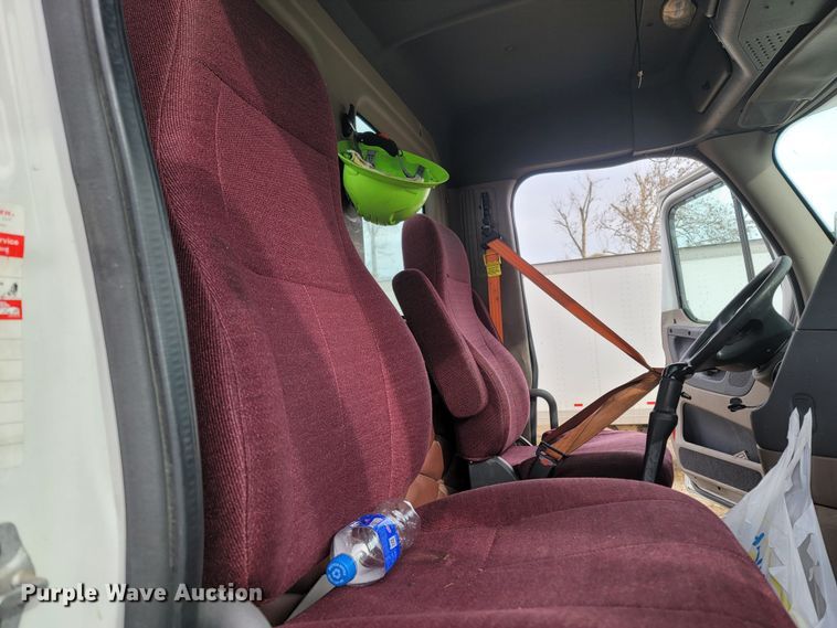 image for item ME9056 2011 Freightliner Cascadia  semi truck