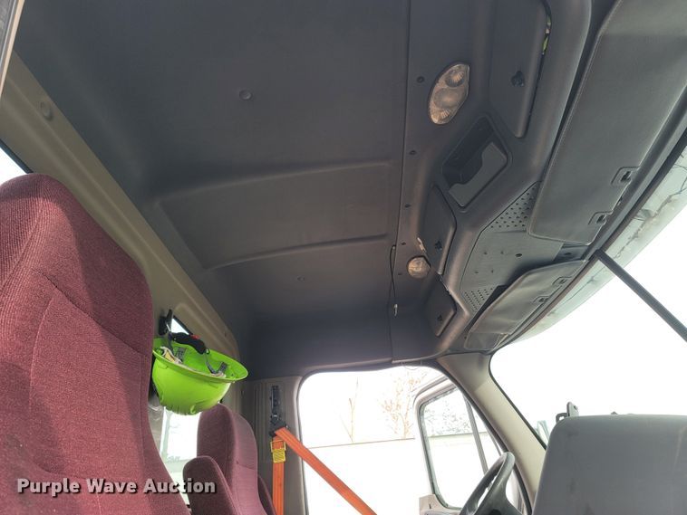 image for item ME9056 2011 Freightliner Cascadia  semi truck