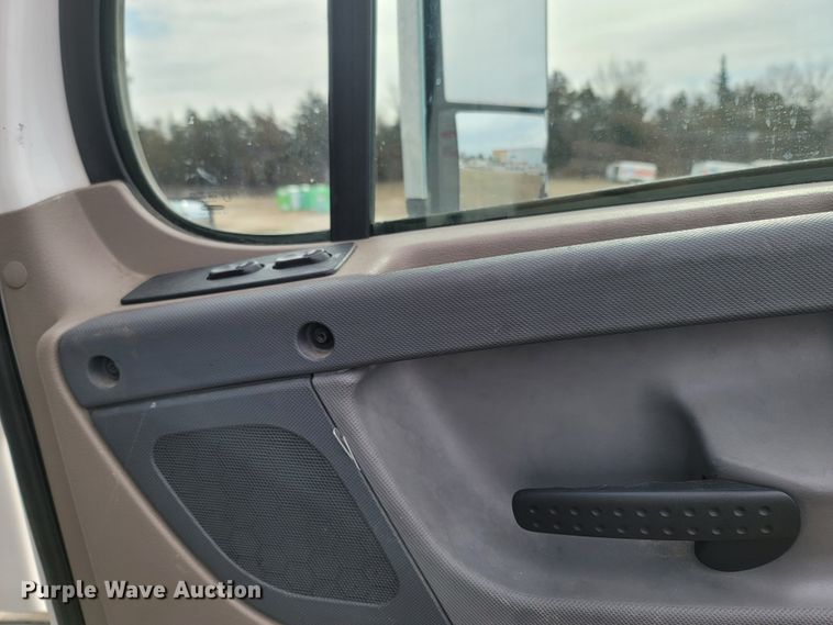 image for item ME9056 2011 Freightliner Cascadia  semi truck