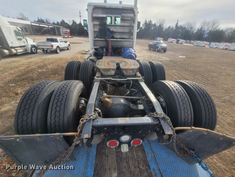 image for item ME9056 2011 Freightliner Cascadia  semi truck