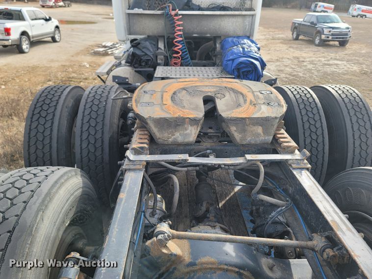 image for item ME9056 2011 Freightliner Cascadia  semi truck