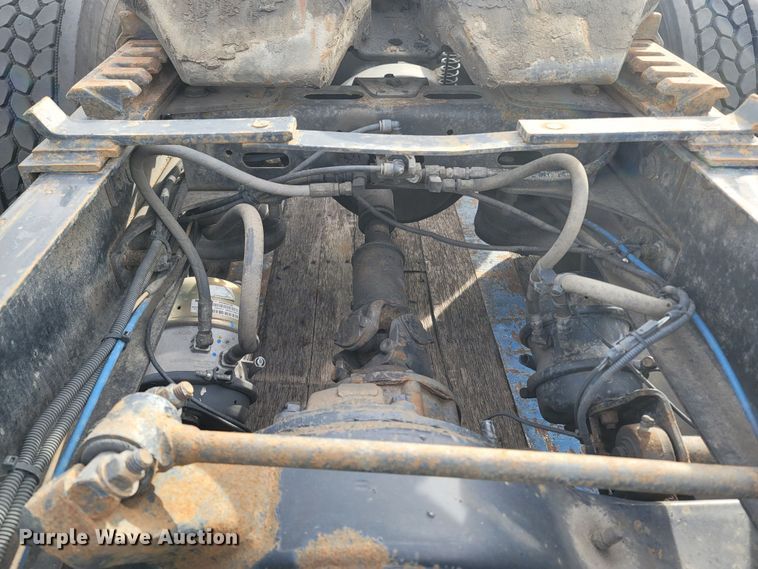 image for item ME9056 2011 Freightliner Cascadia  semi truck