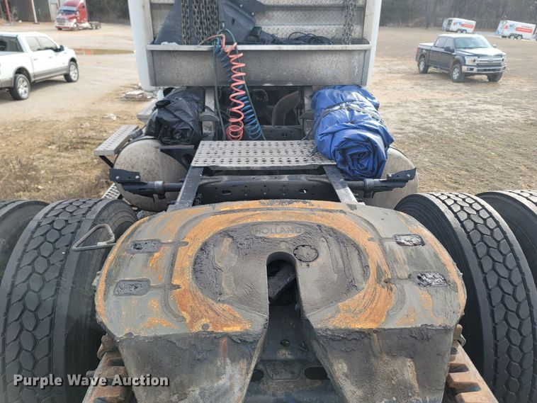 image for item ME9056 2011 Freightliner Cascadia  semi truck