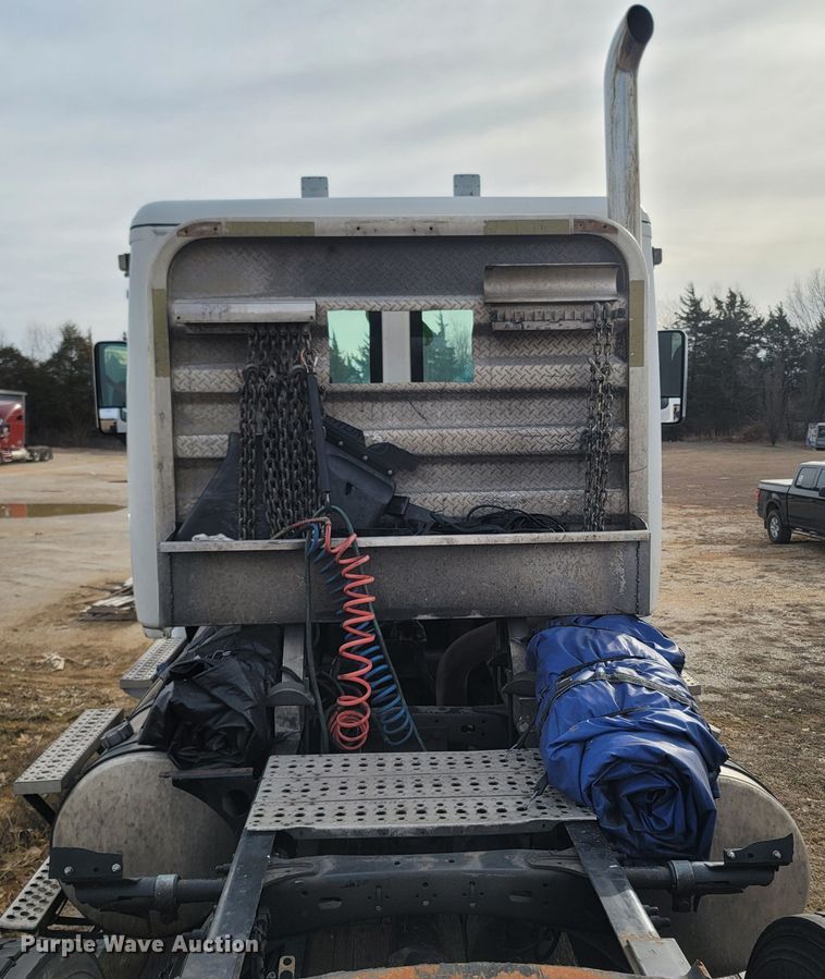 image for item ME9056 2011 Freightliner Cascadia  semi truck