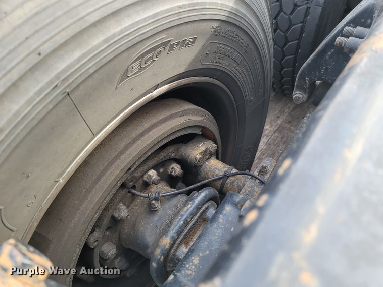 image for item ME9056 2011 Freightliner Cascadia  semi truck