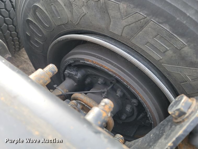 image for item ME9056 2011 Freightliner Cascadia  semi truck