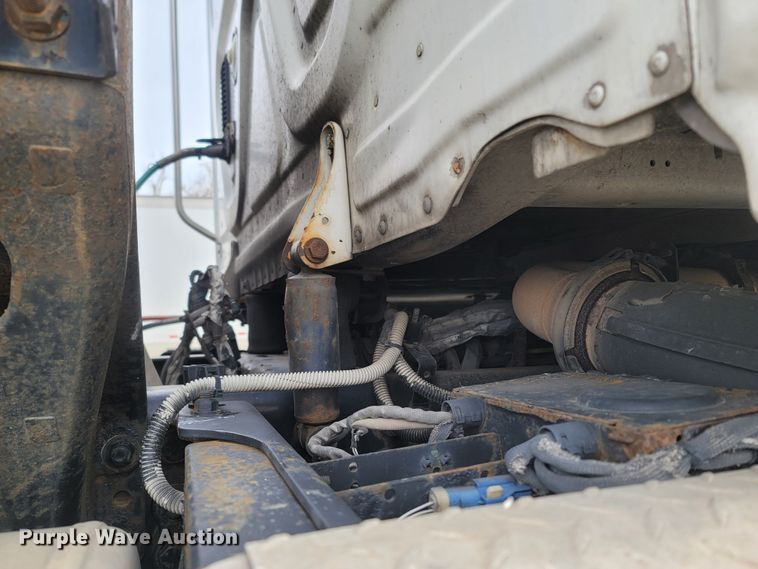 image for item ME9056 2011 Freightliner Cascadia  semi truck