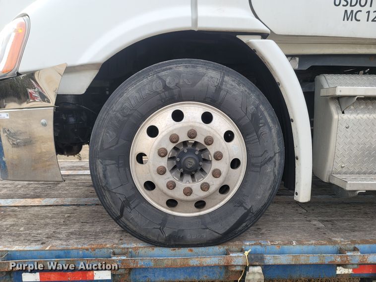 image for item ME9056 2011 Freightliner Cascadia  semi truck