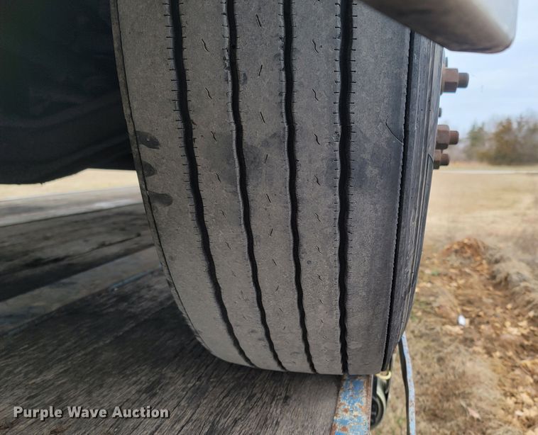 image for item ME9056 2011 Freightliner Cascadia  semi truck