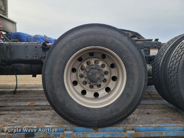 image for item ME9056 2011 Freightliner Cascadia  semi truck