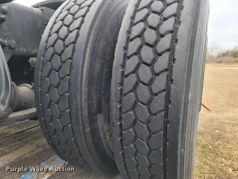 image for item ME9056 2011 Freightliner Cascadia  semi truck