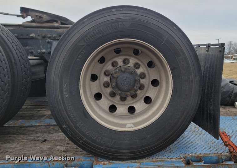 image for item ME9056 2011 Freightliner Cascadia  semi truck