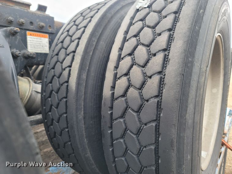 image for item ME9056 2011 Freightliner Cascadia  semi truck