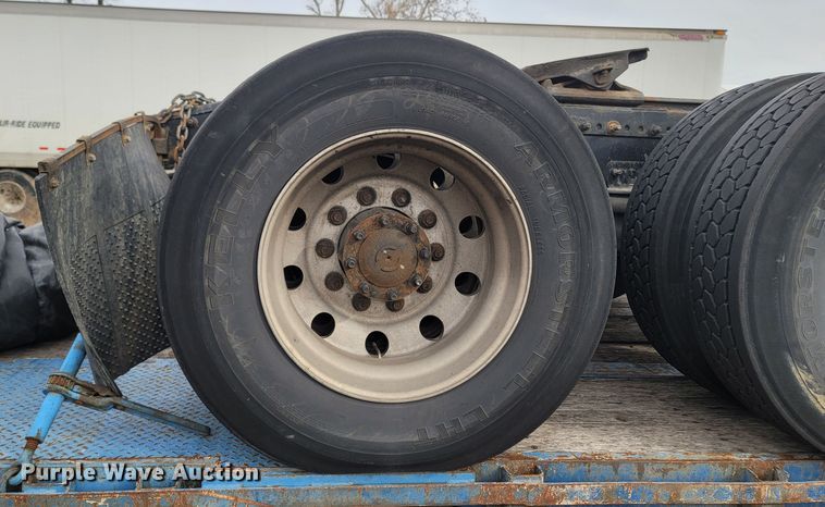 image for item ME9056 2011 Freightliner Cascadia  semi truck