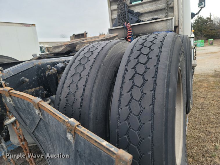 image for item ME9056 2011 Freightliner Cascadia  semi truck