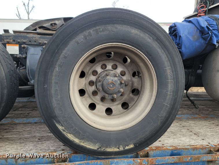 image for item ME9056 2011 Freightliner Cascadia  semi truck