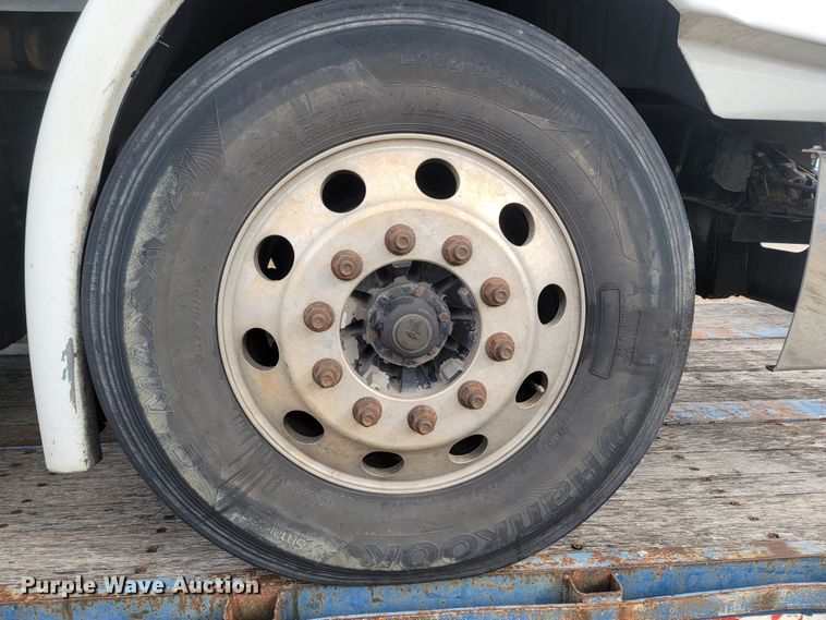 image for item ME9056 2011 Freightliner Cascadia  semi truck