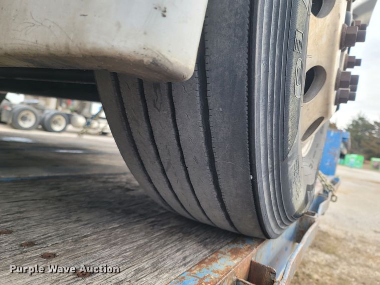 image for item ME9056 2011 Freightliner Cascadia  semi truck