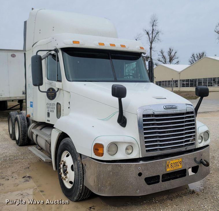 image for item ME9058 2010 Freightliner Century Class S/T  semi truck