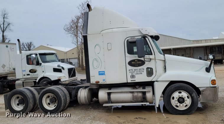 image for item ME9058 2010 Freightliner Century Class S/T  semi truck