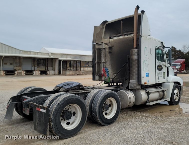 image for item ME9058 2010 Freightliner Century Class S/T  semi truck