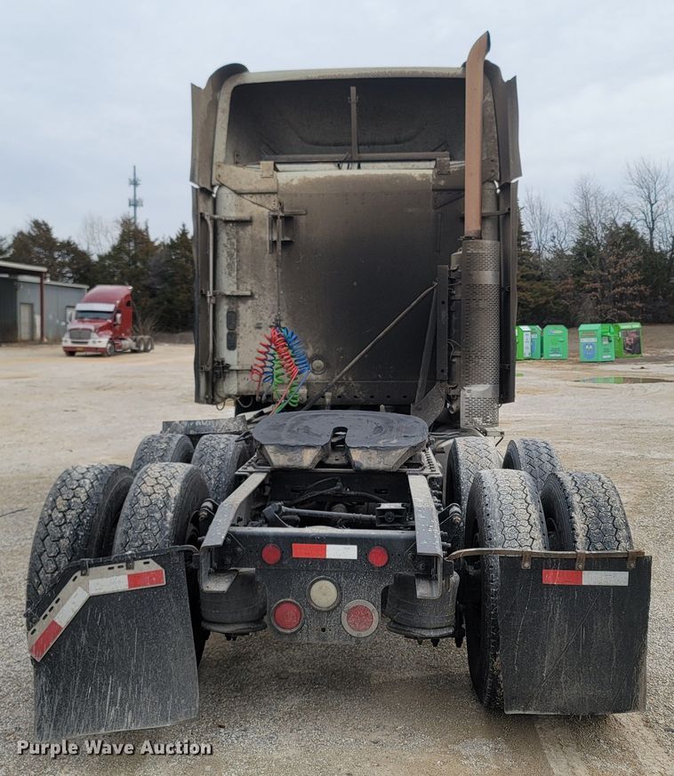 image for item ME9058 2010 Freightliner Century Class S/T  semi truck