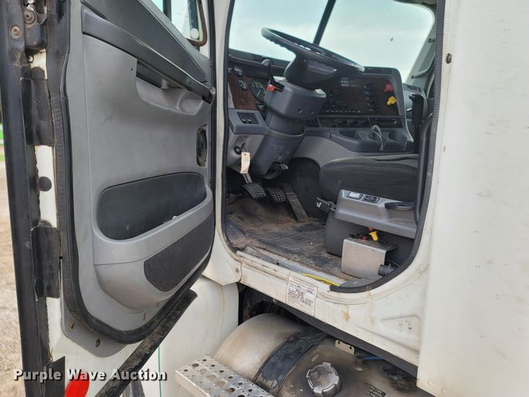 image for item ME9058 2010 Freightliner Century Class S/T  semi truck