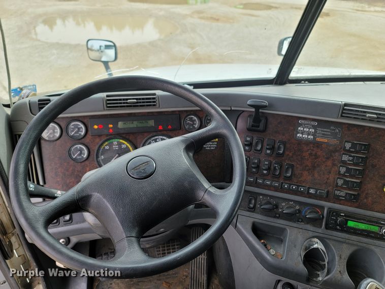 image for item ME9058 2010 Freightliner Century Class S/T  semi truck