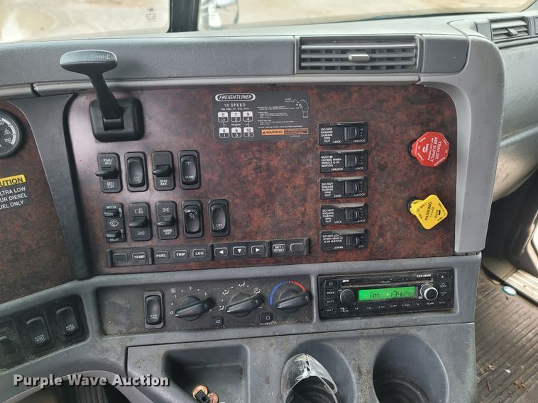 image for item ME9058 2010 Freightliner Century Class S/T  semi truck