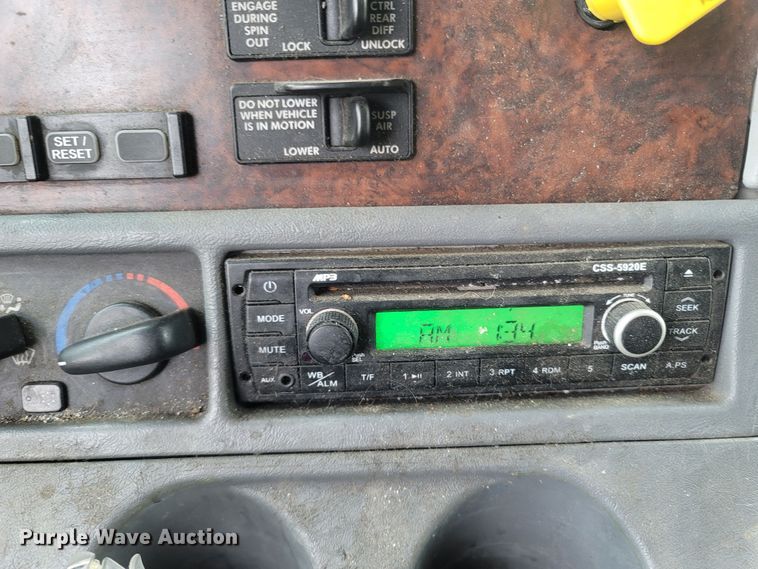 image for item ME9058 2010 Freightliner Century Class S/T  semi truck