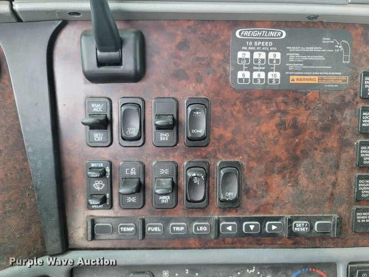 image for item ME9058 2010 Freightliner Century Class S/T  semi truck