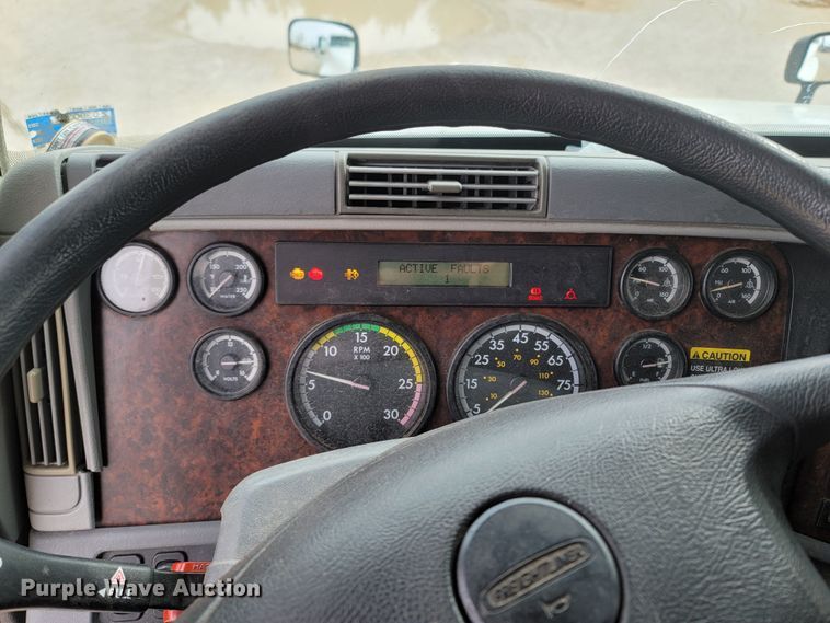 image for item ME9058 2010 Freightliner Century Class S/T  semi truck