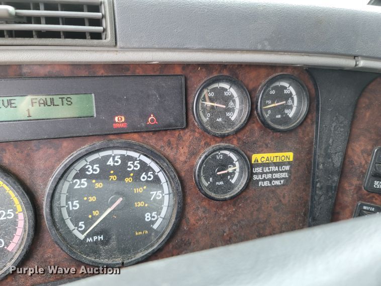 image for item ME9058 2010 Freightliner Century Class S/T  semi truck