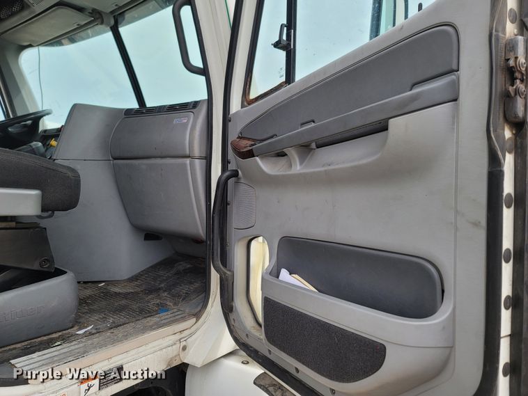 image for item ME9058 2010 Freightliner Century Class S/T  semi truck