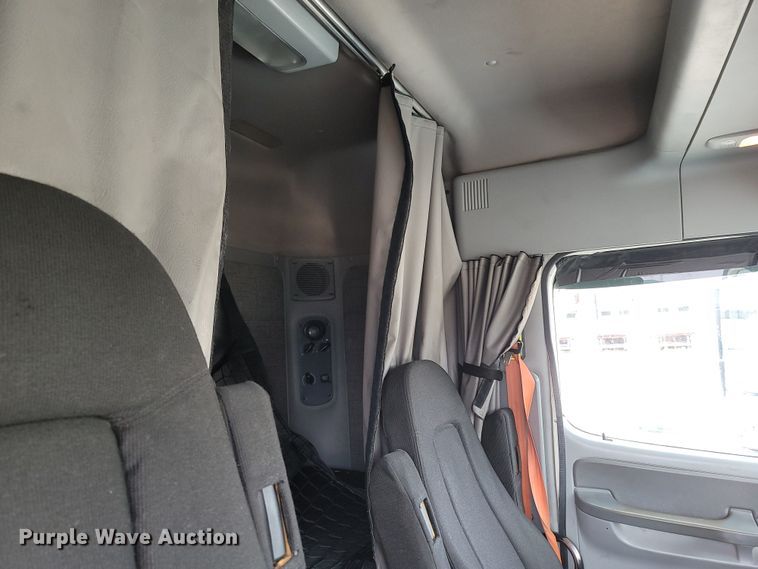 image for item ME9058 2010 Freightliner Century Class S/T  semi truck