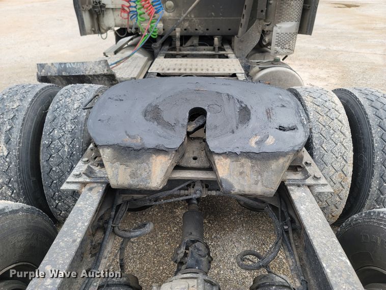 image for item ME9058 2010 Freightliner Century Class S/T  semi truck