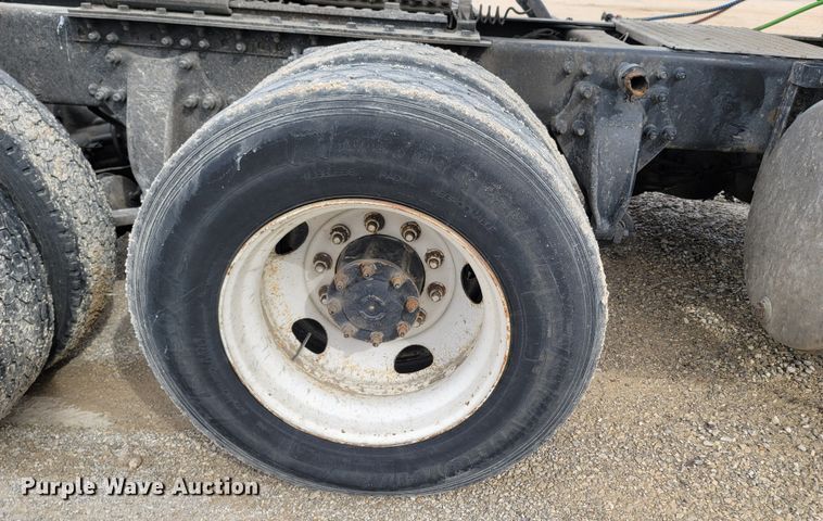 image for item ME9058 2010 Freightliner Century Class S/T  semi truck