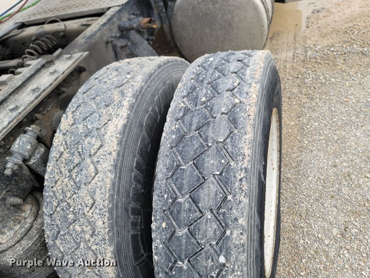 image for item ME9058 2010 Freightliner Century Class S/T  semi truck