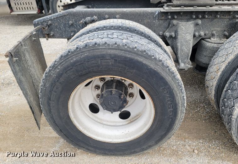 image for item ME9058 2010 Freightliner Century Class S/T  semi truck