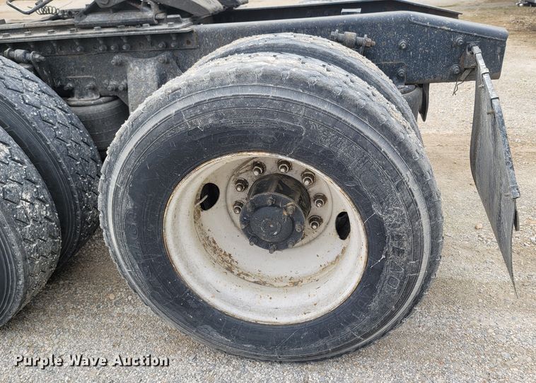 image for item ME9058 2010 Freightliner Century Class S/T  semi truck