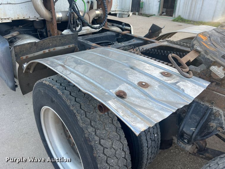 image for item MM9199 2005 Peterbilt 387  semi truck