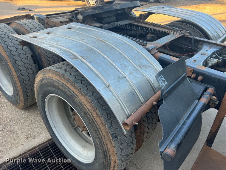 image for item MM9199 2005 Peterbilt 387  semi truck