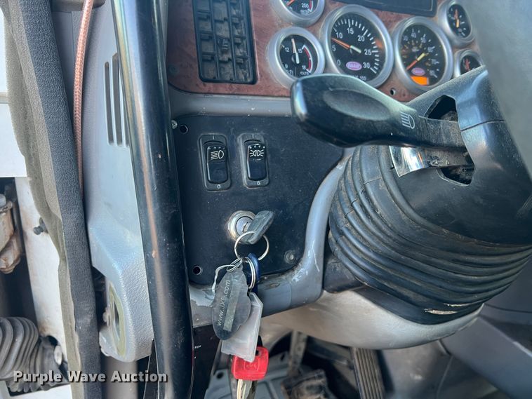 image for item MM9199 2005 Peterbilt 387  semi truck