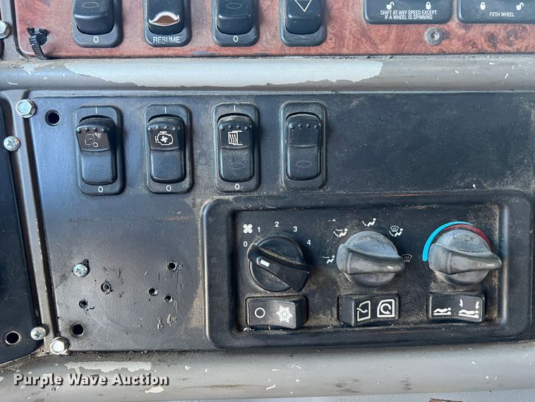 image for item MM9199 2005 Peterbilt 387  semi truck