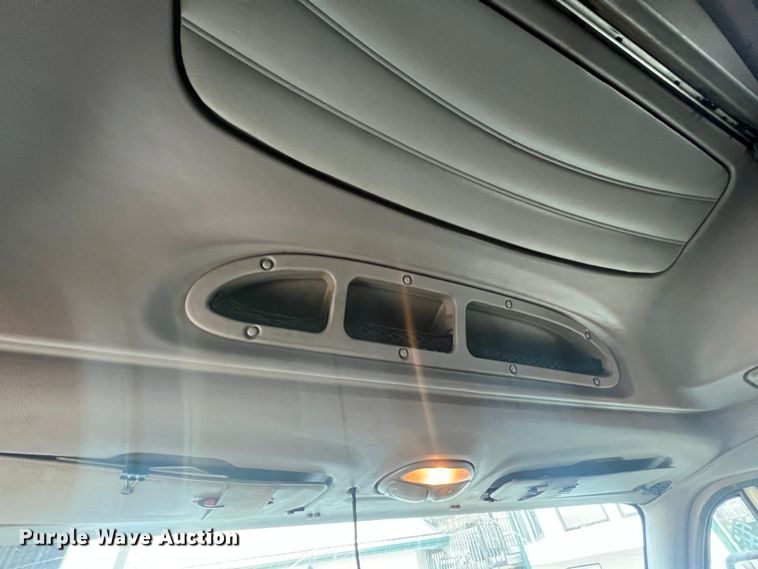 image for item MM9199 2005 Peterbilt 387  semi truck