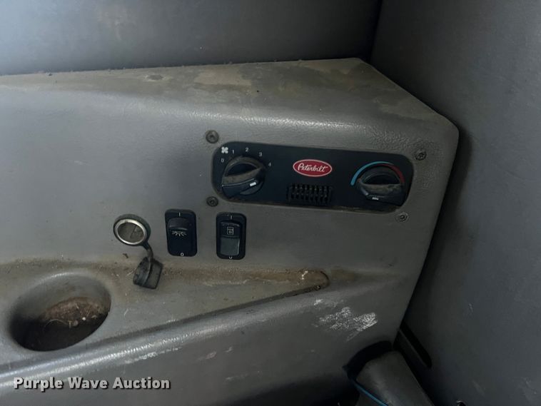 image for item MM9199 2005 Peterbilt 387  semi truck