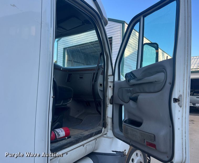 image for item MM9199 2005 Peterbilt 387  semi truck